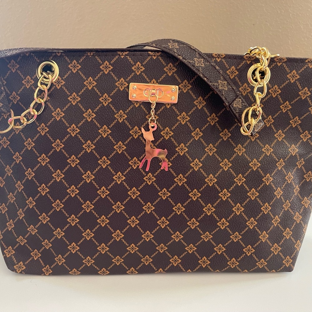 Chic Brown Tote Bag with Gold Chain by [Brand]